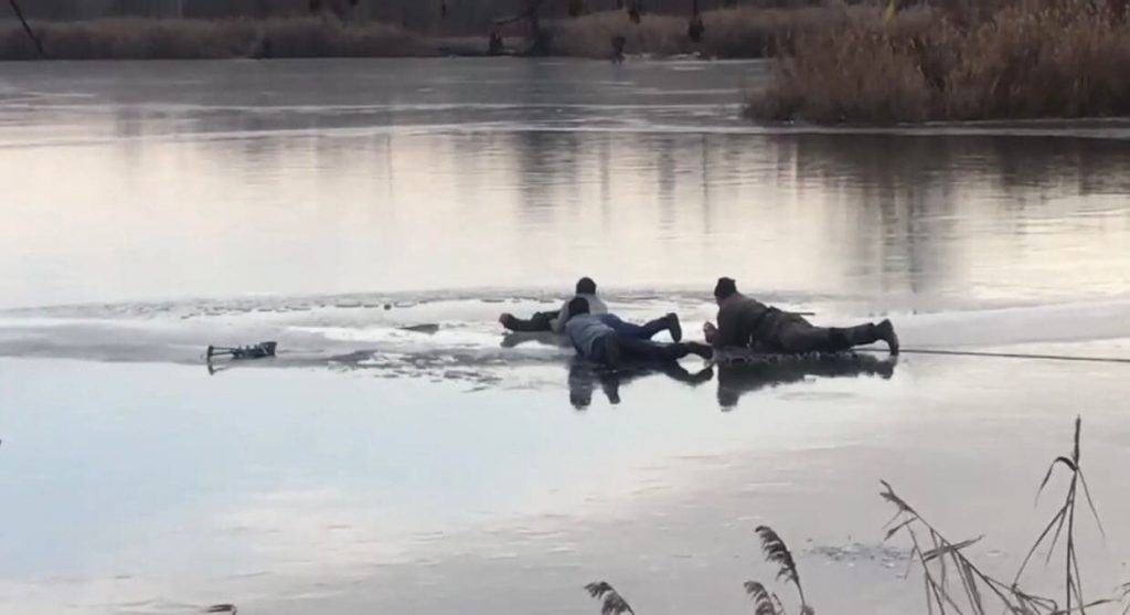В Харькове спасли мужчину, который провалился под лед (видео)