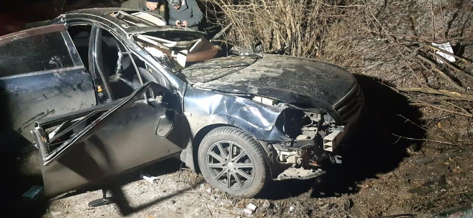 В Харькове автомобиль врезался в дерево, водитель погиб (фото)