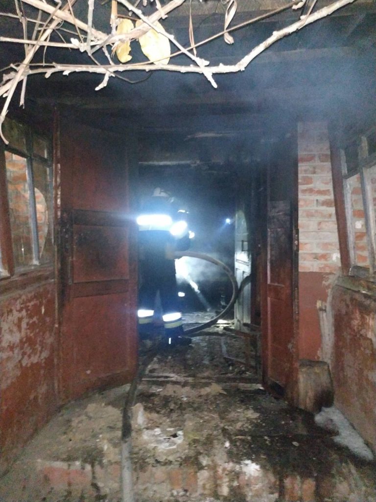 На Харьковщине в горящем доме найдено тело женщины (фото)