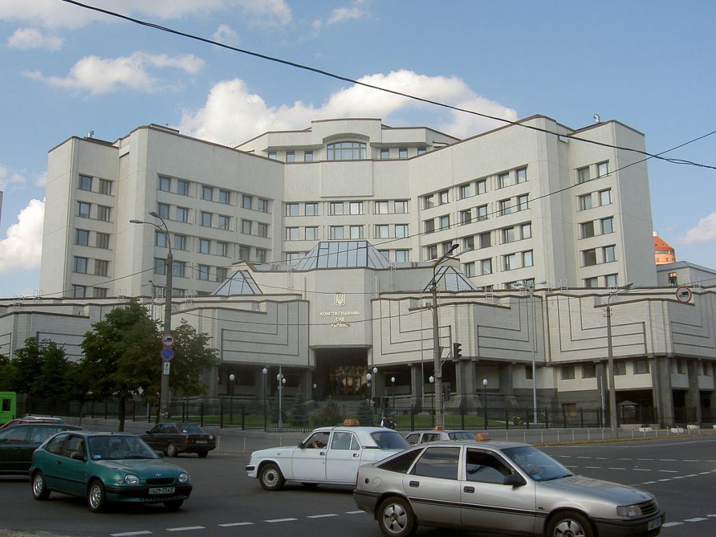 Конституционный Суд считает, что Зеленский не имел права отстранять от должности его председателя