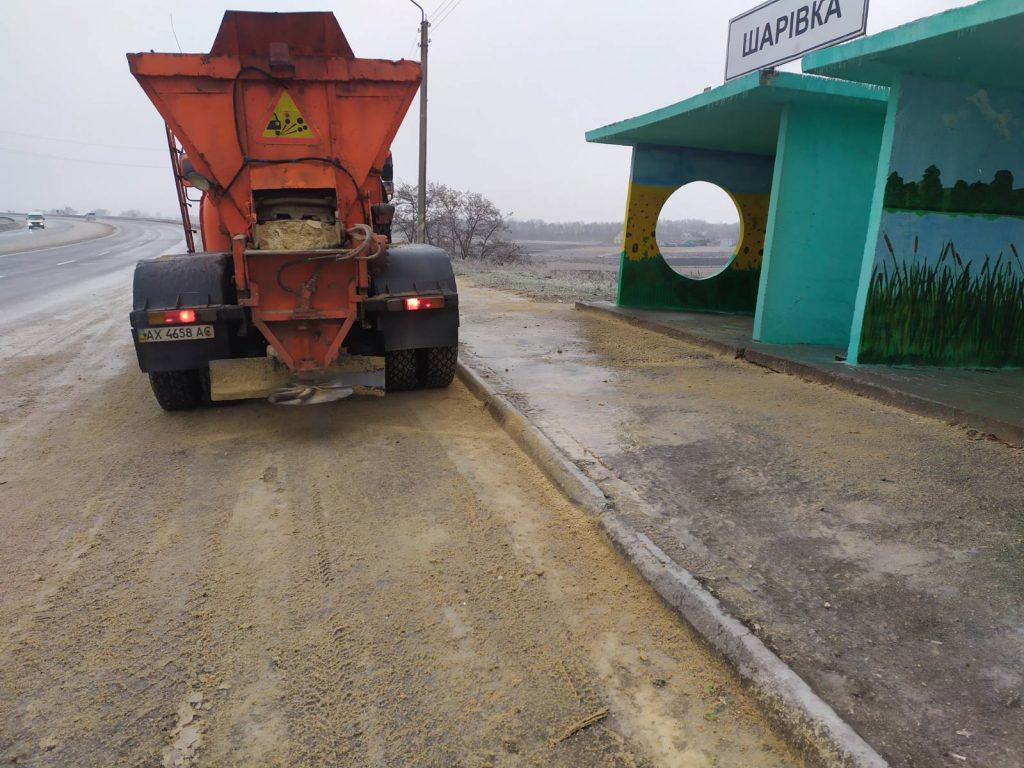 Ситуация на дорогах Харьковщины: покрытие мокрое, местами гололедица (видео, фото)