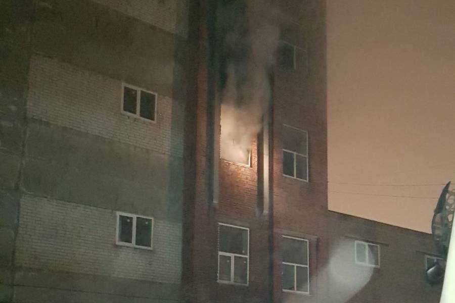 Спасатели ликвидировали пожар в административном здании (фото)
