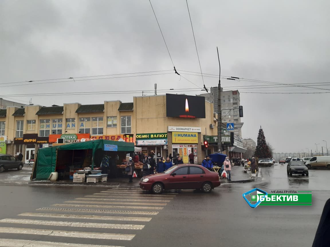 На рекламных экранах в Харькове горят свечи в память о Кернесе (фото)