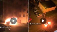 В соцсетях появилось видео вероятного ночного поджога авто в Харькове
