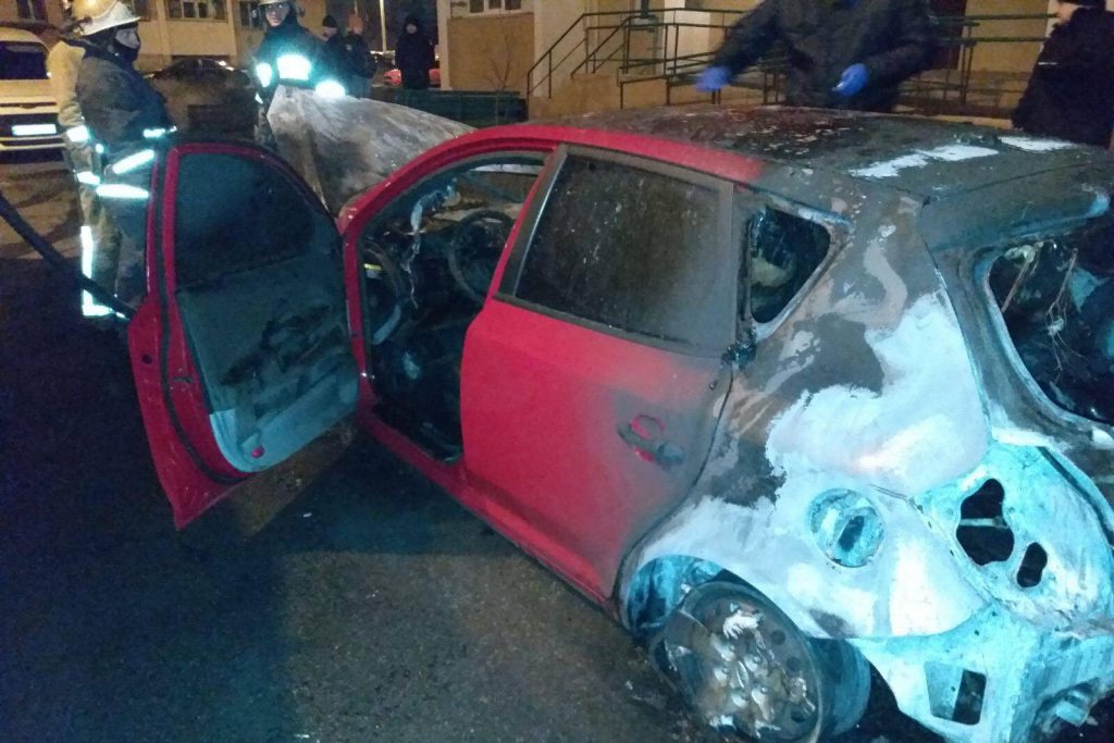 В Харькове сгорела очередная иномарка, припаркованная на ночь возле многоэтажки (фото)