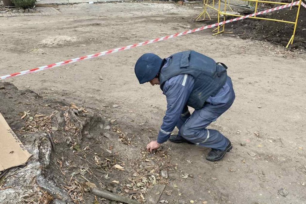 В центре Харькова выкопали боеприпас времен Второй мировой войны (фото)