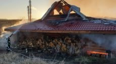 На Харьковщине шесть с половиной часов тушили горевший деревянный дом (фото)