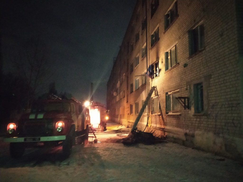 Жильцов многоэтажки эвакуировали из окон горящего дома по лестнице (фото)