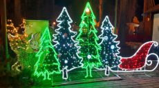 В парке Горького закончили устанавливать новогодние украшения (фоторепортаж)
