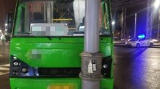 На Московском проспекте автобус врезался в фонарный столб: есть пострадавшие (фото)