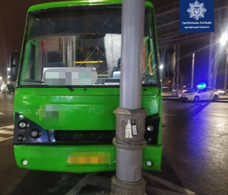 На Московском проспекте автобус врезался в фонарный столб: есть пострадавшие (фото)