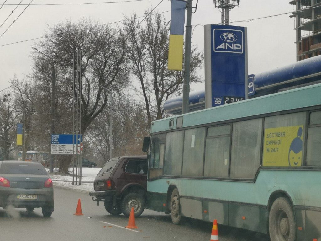 В Харькове столкнулись автобус MAN и легковушка (фото)