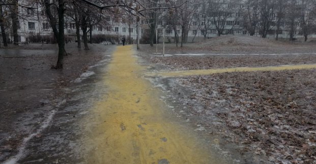 Во дворах Харькова высыпали более тысячи кубометров песка