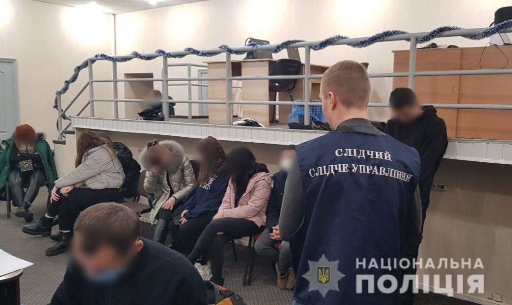 В Харькове раскрыт мошеннический Call центр — 100 сотрудников, ежемесячный доход более 7 млн грн (фото)