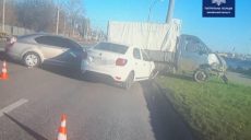 В Харькове водитель ГАЗ пересек двойную сплошную и спровоцировал ДТП (фото)