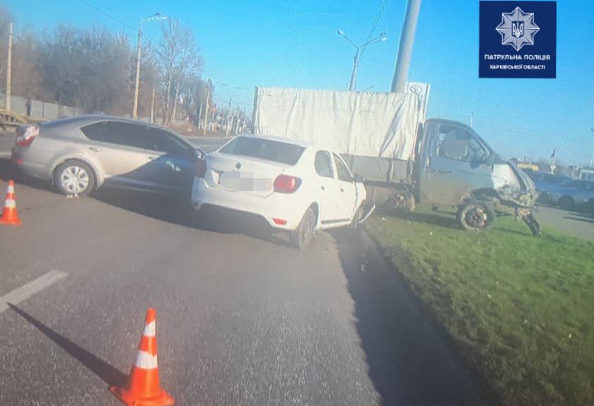 В Харькове водитель ГАЗ пересек двойную сплошную и спровоцировал ДТП (фото)