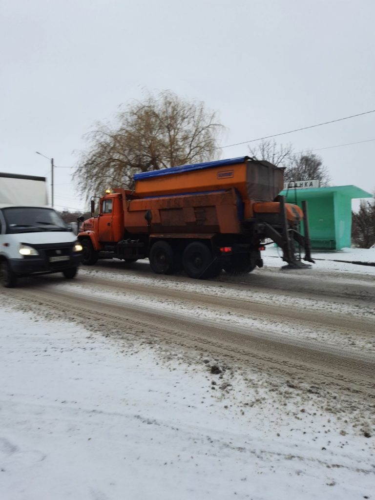 Ситуация на дорогах Харьковщины: идет снег, расчистка проезда ведется круглосуточно (видео, фото)