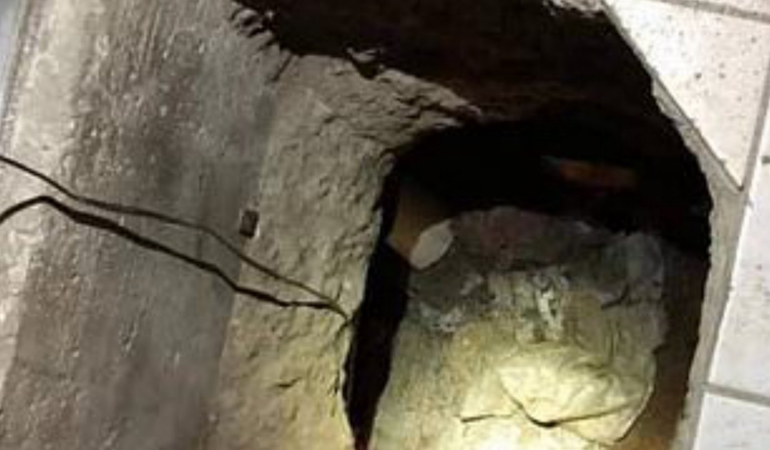 В Мексике женатый мужчина прокопал подземный ход из своего дома в спальню любовницы