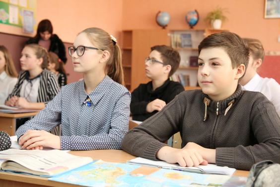 Харьковских школьников опрашивают, как они относятся к «дистанционке»