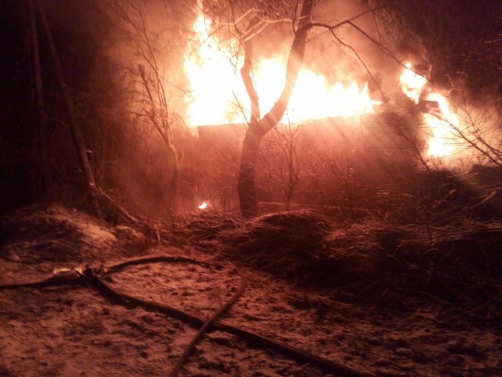 Во время тушения пожара в частном доме обнаружено тело мужчины (фото)