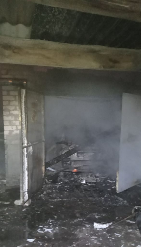 Под Харьковом во время пожара в гараже пострадали два человека (фото)
