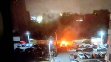 Возле многоэтажки в Харькове сгорели автомобили. Полиция не исключает поджог (фото)
