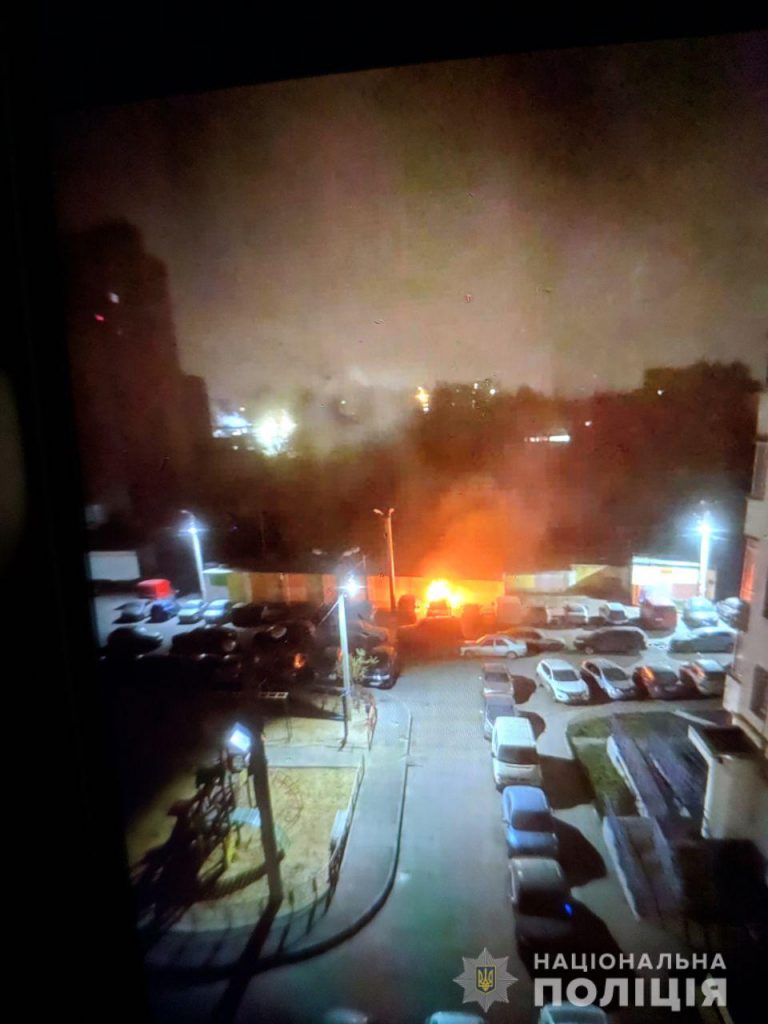 Возле многоэтажки в Харькове сгорели автомобили. Полиция не исключает поджог (фото)