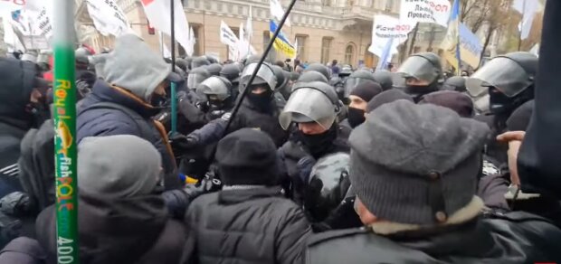 Протесты предпринимателей в Киеве переходят в стычки с полицией (фото)