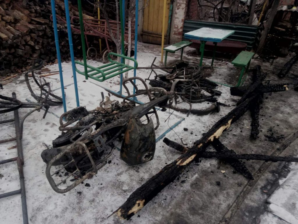 Житель Харьковщины из-за пожара остался без гаража и мотоцикла (фото)