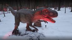 Рычат и машут хвостами. В Харькове открыли парк динозавров (фото)