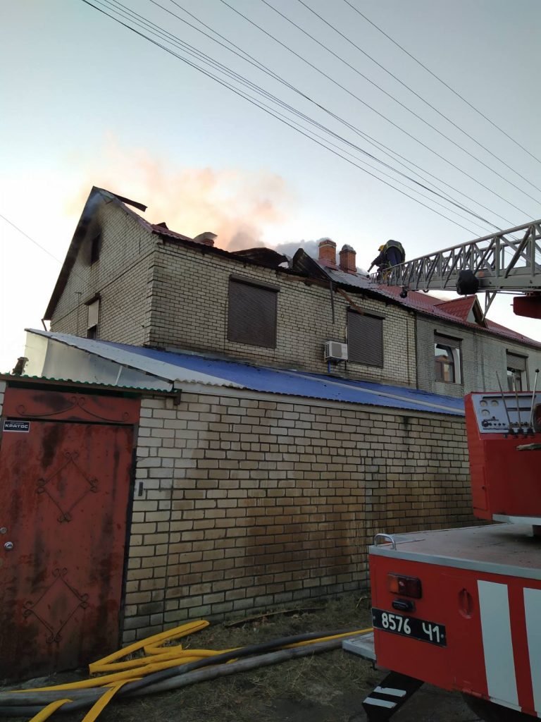В Харькове сгорели гараж и иномарка (фото)