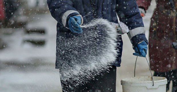 Во дворах Харькова высыпали более 100 тонн соли