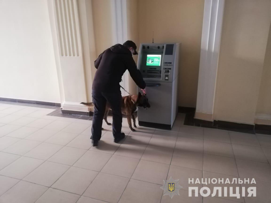 Почти 300 человек эвакуировали из двух харьковских судов из-за угрозы минирования
