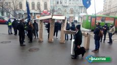 Под зданием Харьковского горсовета, где проходит сессия — пикеты (фоторепортаж)