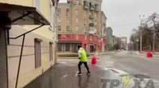 В Харькове парень на коньках проехался по Московскому проспекту (видео)