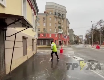 В Харькове парень на коньках проехался по Московскому проспекту (видео)
