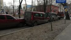 В Харькове водитель ВАЗ «паровозиком» побил три припаркованных авто (фото)