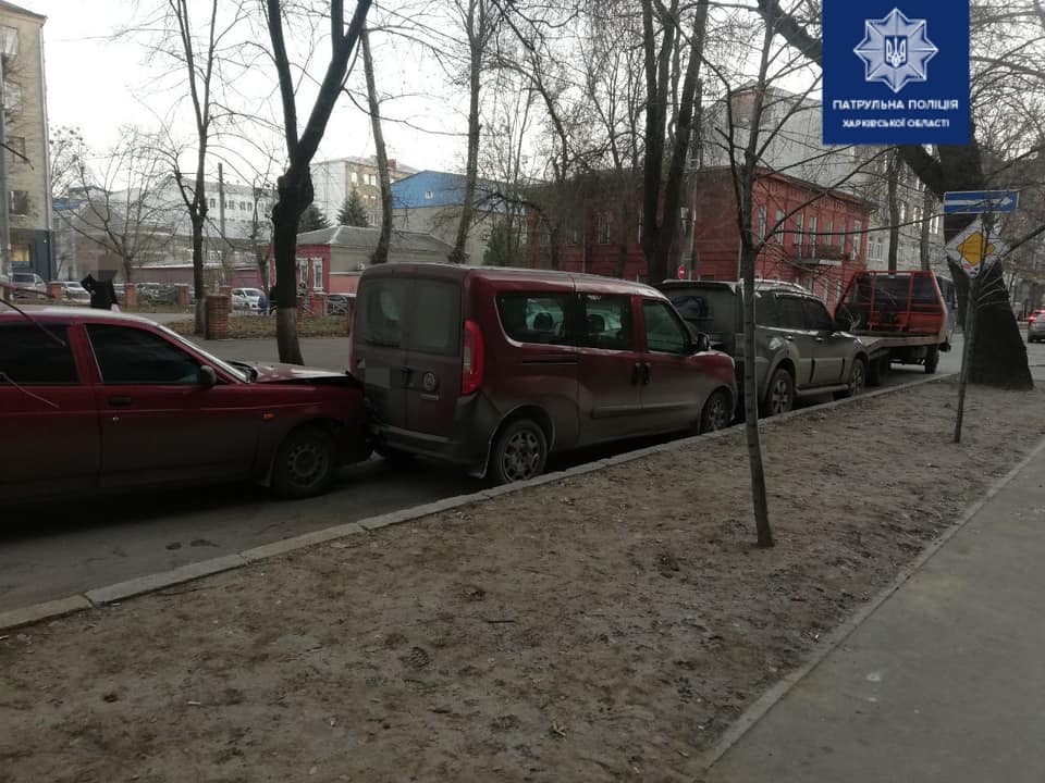 В Харькове водитель ВАЗ «паровозиком» побил три припаркованных авто (фото)