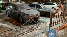 В Харькове в ДТП пострадали три автомобиля и забор (фото)