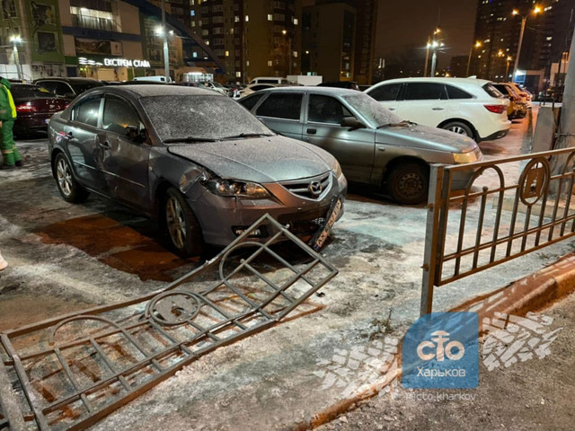 В Харькове в ДТП пострадали три автомобиля и забор (фото)