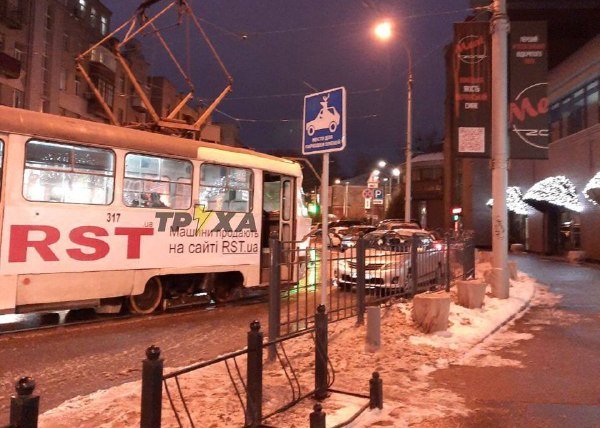 В центре Харькова авто заблокировало движение трамваев