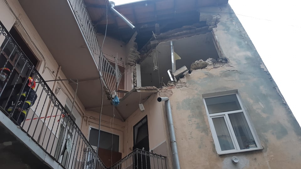 Во Львове взрывом газа снесена стена многоквартирного дома (фото)