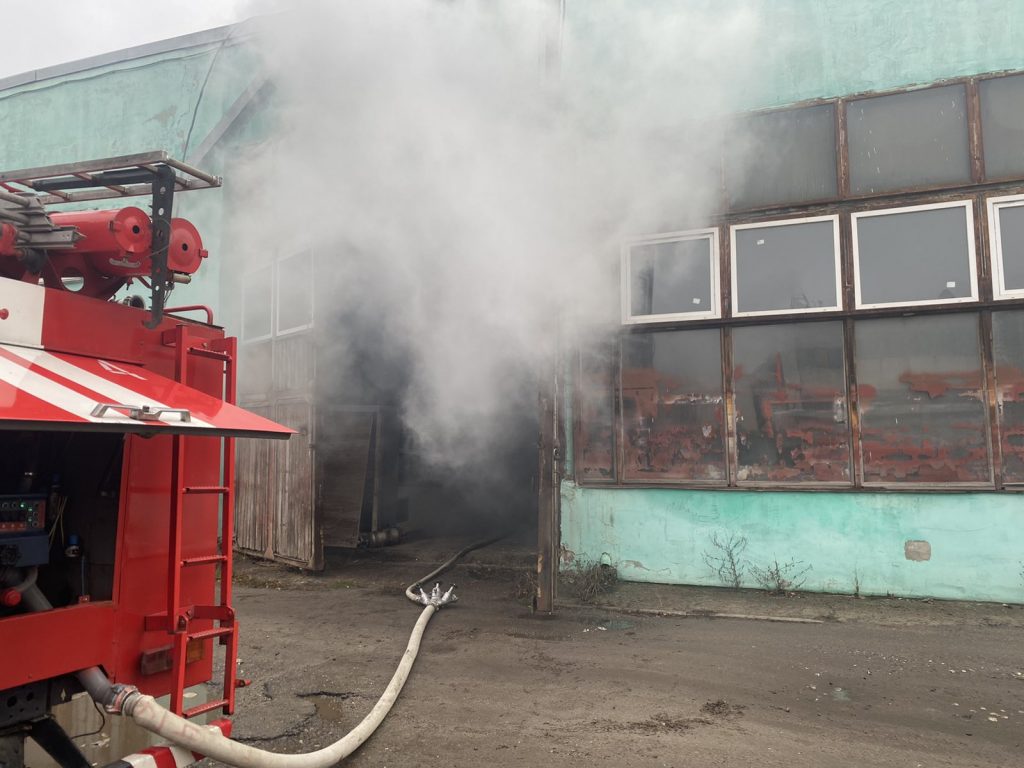 В Харькове в цеху горел пенопласт (фото)