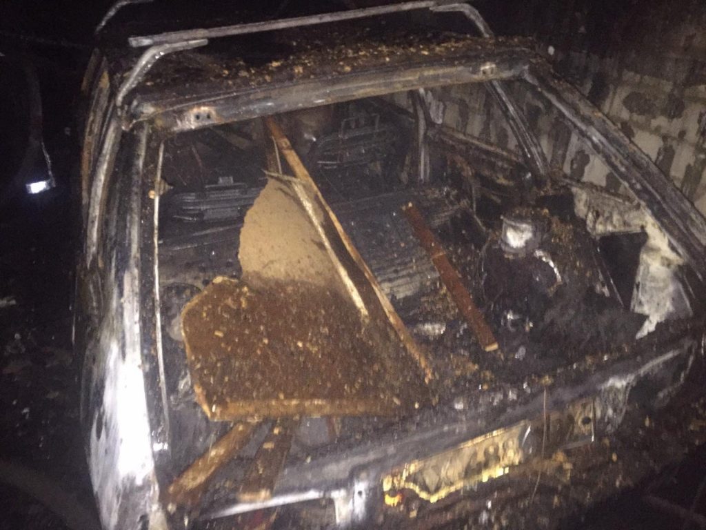В Харькове в гараже сгорел автомобиль (фото)