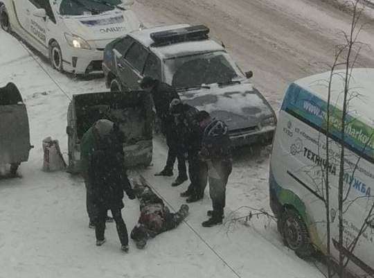 В Харькове в мусорном контейнере нашли мертвого человека (фото)