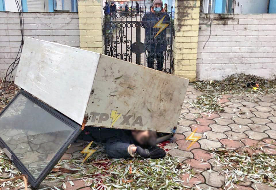 В Харькове мужчину задавило холодильником, который он хотел украсть
