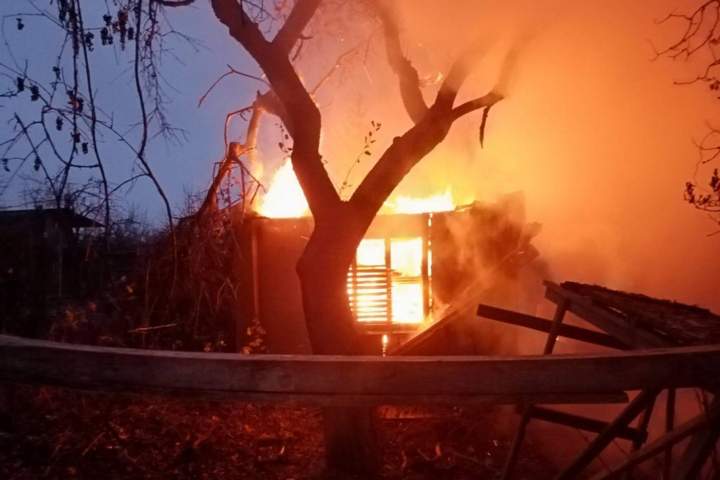 В Харькове на проспекте Науки сгорела еще одна дача (фото)