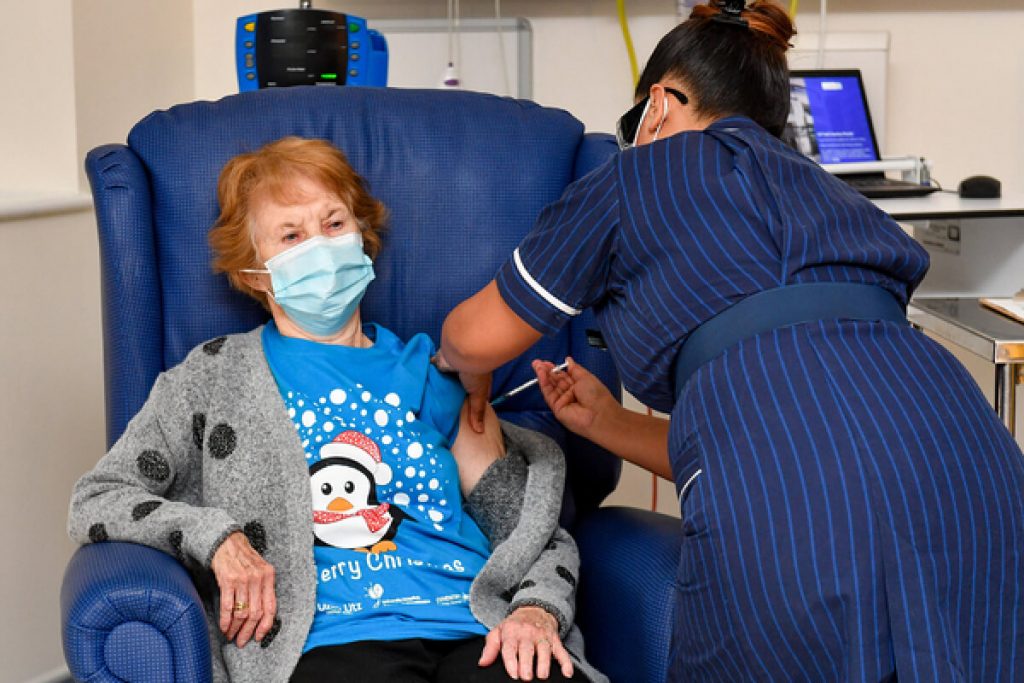 90-летняя жительница Великобритании стала первой получившей вакцину от COVID-19