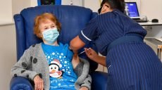 90-летняя жительница Великобритании стала первой получившей вакцину от COVID-19