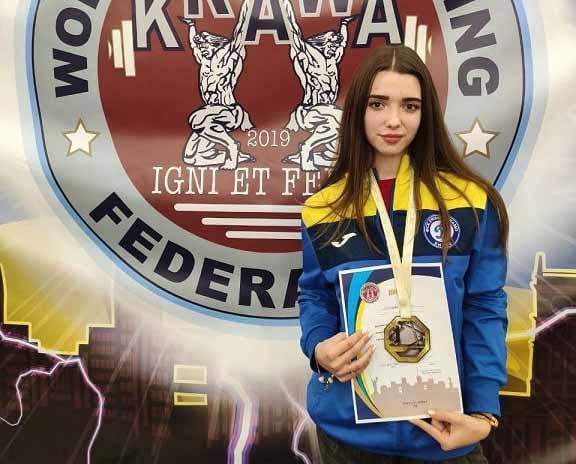 Харьковская курсантка-полицейская стала чемпионкой Украины по пауэрлифтингу (фото)